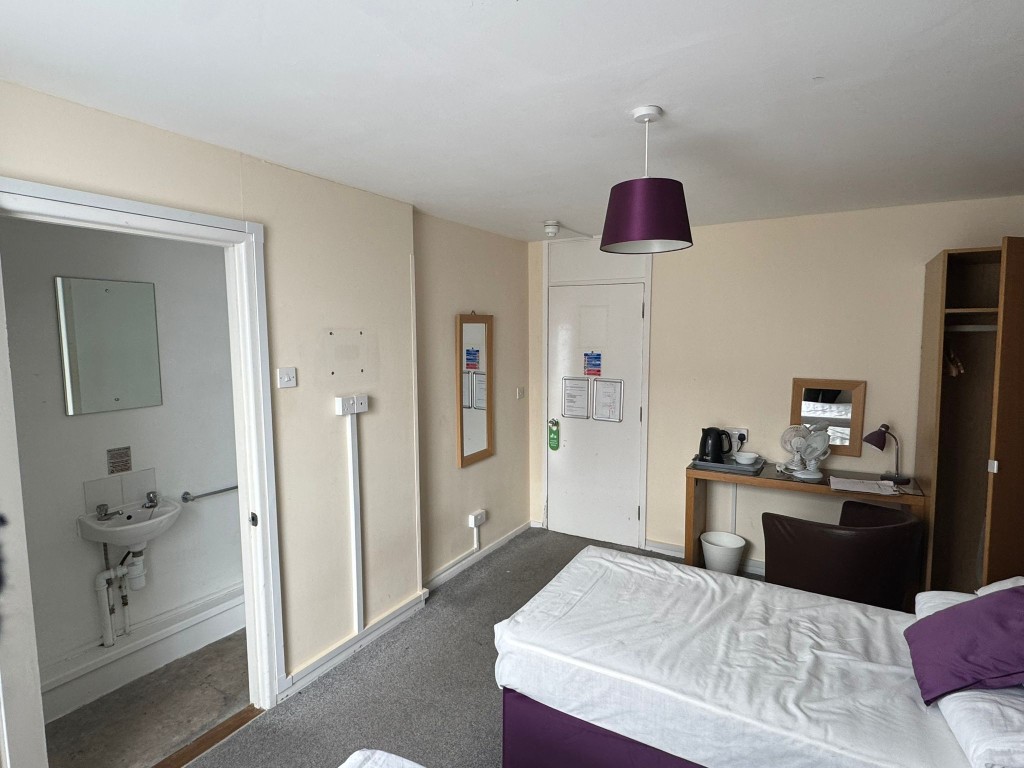 Lot: 142 - FORMER PUB AND HOTEL WITH PLANNING PERMISSION FOR RESIDENTIAL CONVERSION - Hotel bedroom with view of ensuite